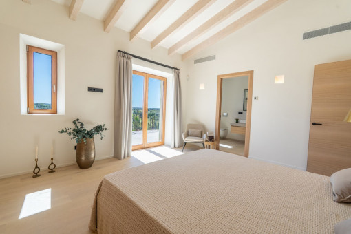 Schlafzimmer mit viel Licht 