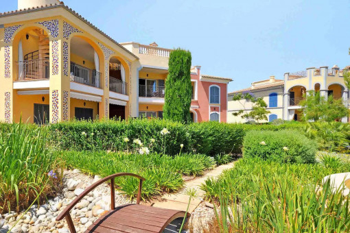 Wohanlage mit mediterranem Garten