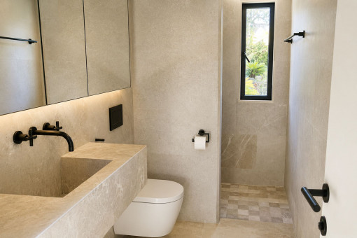 Modernes Badezimmer mit Dusche
