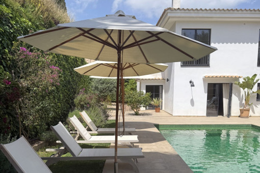 Poolbereich mit mediterranem Ambiente