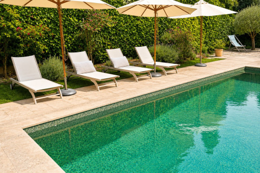 Pool mit Sonnenterrasse
