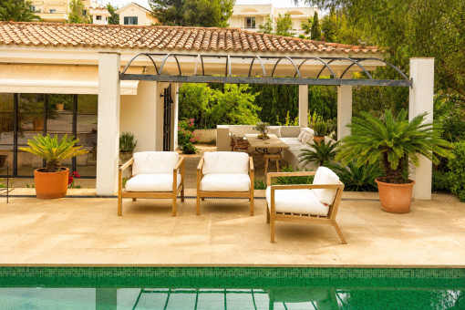 Überdachte Terrasse mit Lounge-Bereich