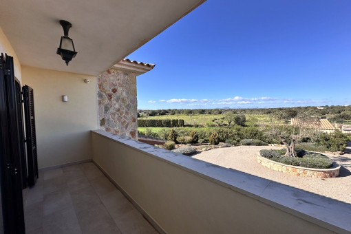 Terrasse mit Blick auf Einfahrt