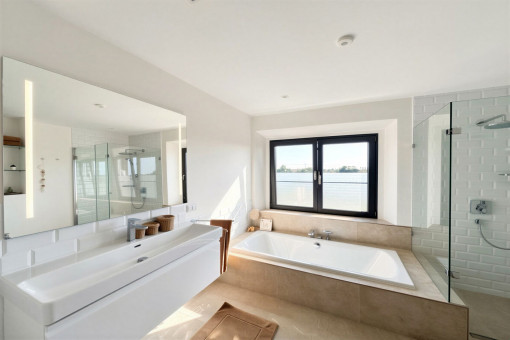 Badezimmer mit Badewanne und Dusche
