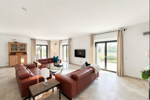 Wohnzimmer mit Zugang zur Terrasse