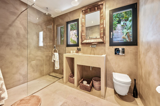 Badezimmer mit Natursteinoptik