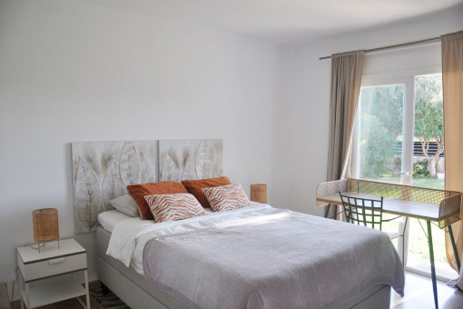 Helles Schlafzimmer mit Blick ins Grüne