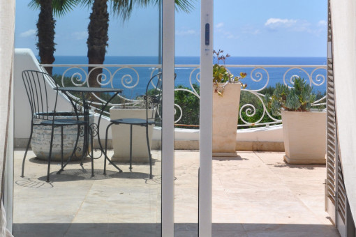 Terrasse mit Meerblick und Außenlounge
