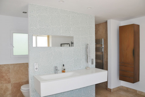 Modernes Badezimmer mit Dusche