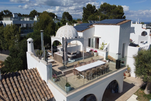 Villa mit Meerblick und mediterraner Architektur