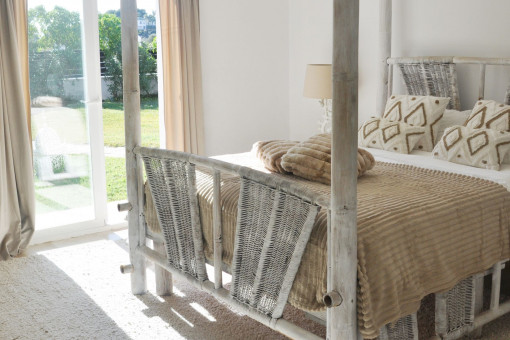 chlafzimmer mit direktem Terrassenzugang