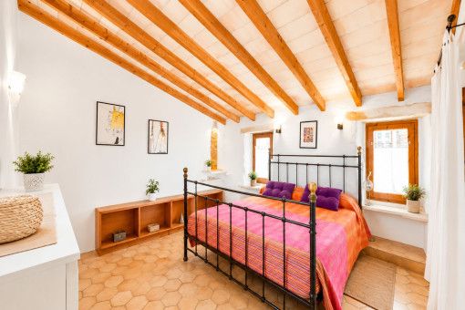 Geräumiges Schlafzimmer im Obergeschoss