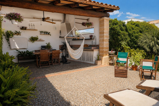 Mediterrane Terrasse mit überdachtem Sitzbereich