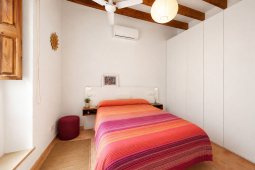 Eines der beiden Schlafzimmer im Erdgeschoss