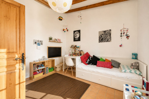 Eines der beiden Schlafzimmer im Erdgeschoss