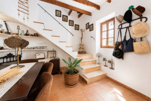 Esszimmer und Treppe ins Obergeschoss