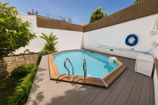 Pool und Sonnenterrasse