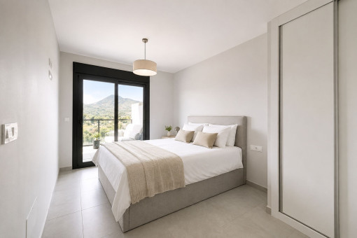 Hauptschlafzimmer mit Balkonzugang