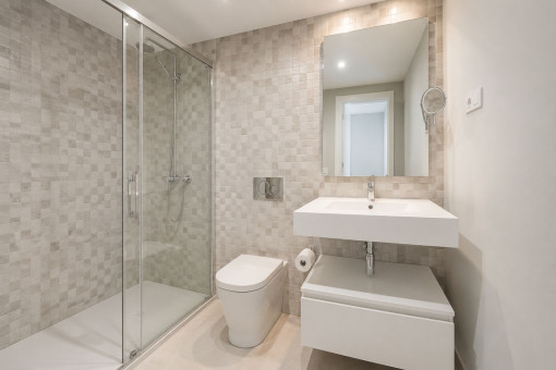 Zweites Badezimmer mit Dusche
