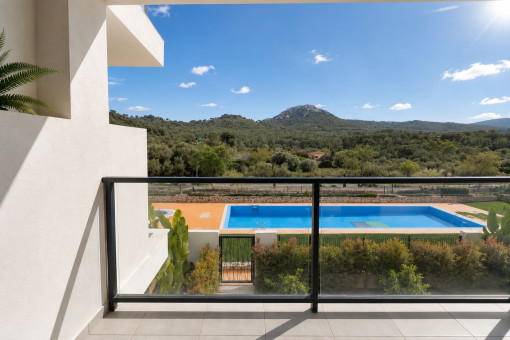 Balkon mit Blick auf Pool und mallorquinische Landschaft