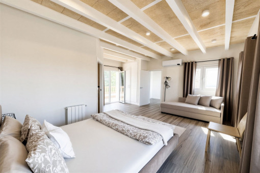 Großzügiges Schlafzimmer