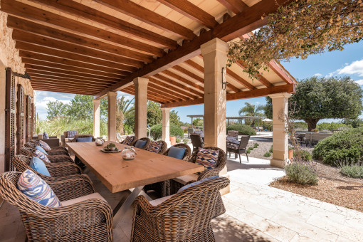 Idyllische Terrasse mit Essbereich