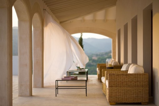 Überdachte Terrasse mit Loungebereich