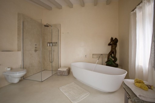 Modernes Badezimmer mit Badewanne