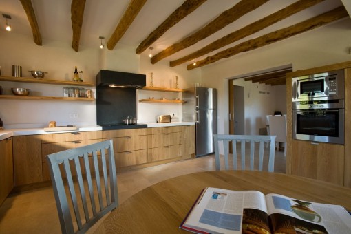 Moderne Küche aus Holz