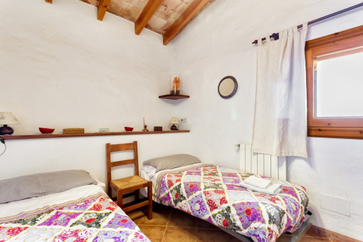 Freundliches Schlafzimmer mit 2 Einzelbetten