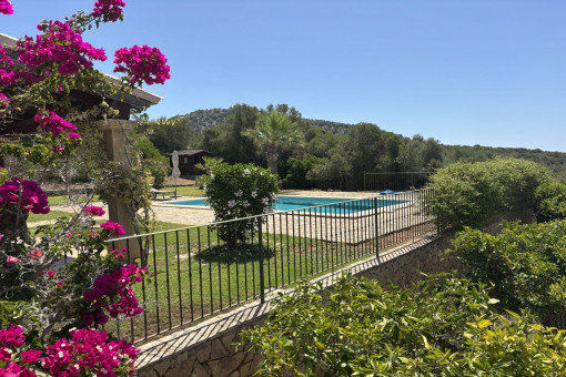 Herrlicher Garten, Pool und Weitblick