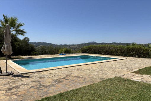 Poolbereich mit seinen Sonnenterrassen und Weitblick