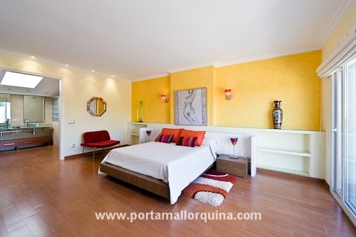 Großzügiges Schlafzimmer