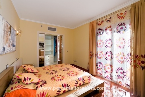 Schlafzimmer mit Panoramafenstern