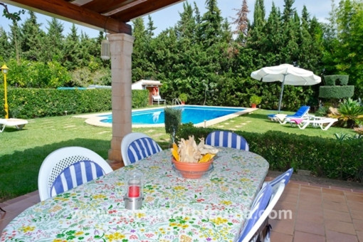 Überdachte Terrasse mit Gartenblick