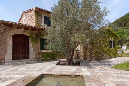 Vorderseite der Finca mit Springbrunnen