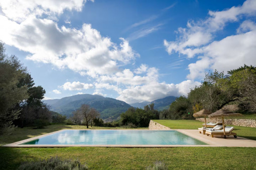 Salzwasser Infinity Pool mit Panoramablick auf die Berge der Tramuntana
