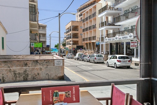 Blick von der Terrasse auf die Straße