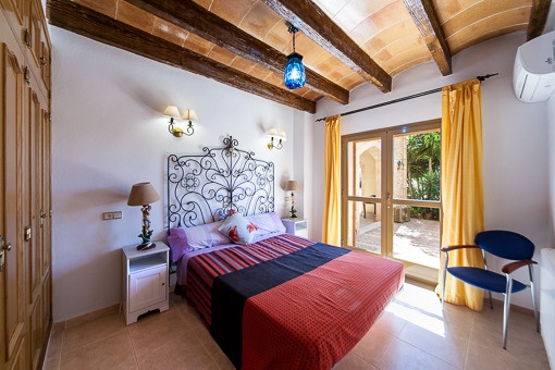 Schlafzimmer mit direktem Terrassenzugang