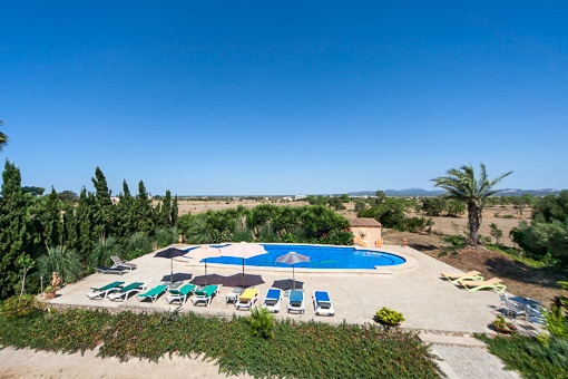 Blick von der Finca auf den Swimmingpool