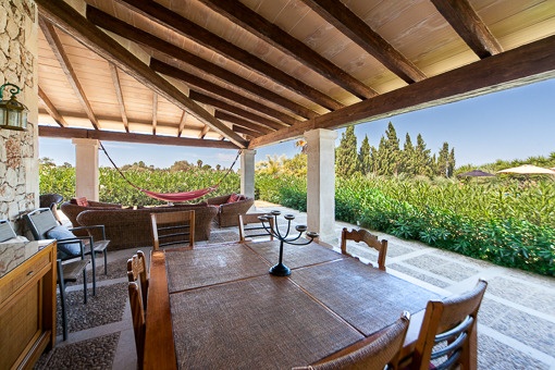 Überdachte Terrasse mit Blick in den Garten