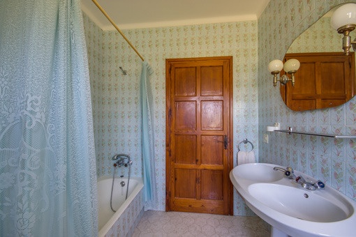 Uriges Badezimmer mit Badewanne