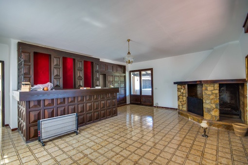 Originelle Bar mit Kamin