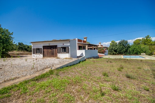 Mediterraner Garten neben der Poolanlage