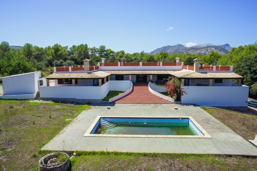 Der Swimmingpool ist von einer Terrasse umgeben