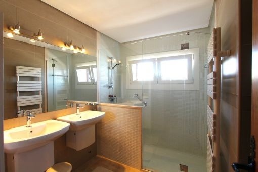 Modernes Badezimmer mit Dusche