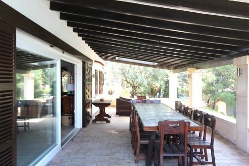 Überdachte Terrasse mit Essbereich