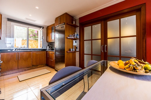 Modernes lichtdurchflutetes Haus mit Meerblick im oberen Bereich von