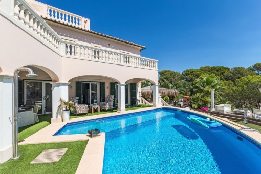 Luxuriöse Villa in mediterranen Stil mit einzigartiger Gartenoase und Meerblick in Vallgornera