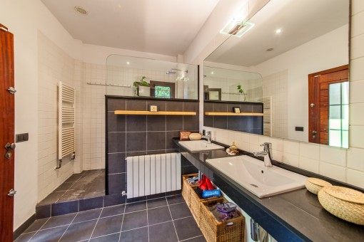 Modernes Badezimmer mit Dusche